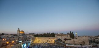 Thousands of Jewish wave the Israeli flags as they celebrate Jerusalem Day, marking the 50th anniversary of the reunification of the city in June 1967, on their way to the Western Wall, May 24, 2017. Photo by Maor Kinsbursky/Flash90.