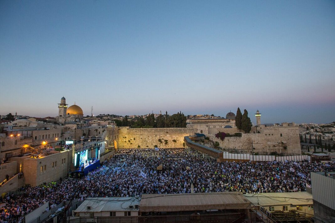 Thousands of Jewish wave the Israeli flags as they celebrate Jerusalem Day, marking the 50th anniversary of the reunification of the city in June 1967, on their way to the Western Wall, May 24, 2017. Photo by Maor Kinsbursky/Flash90.