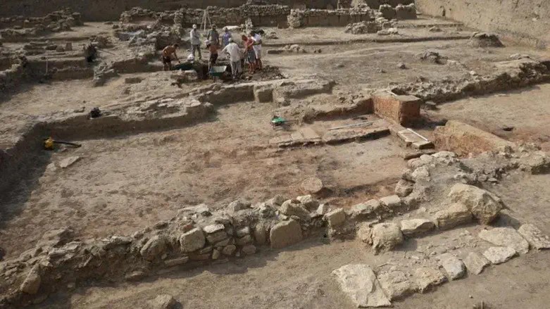 Historical findings discovered in the ancient city of Phanagoria include an ark, a podium for reading the Torah, and seven-branched candlesticks.