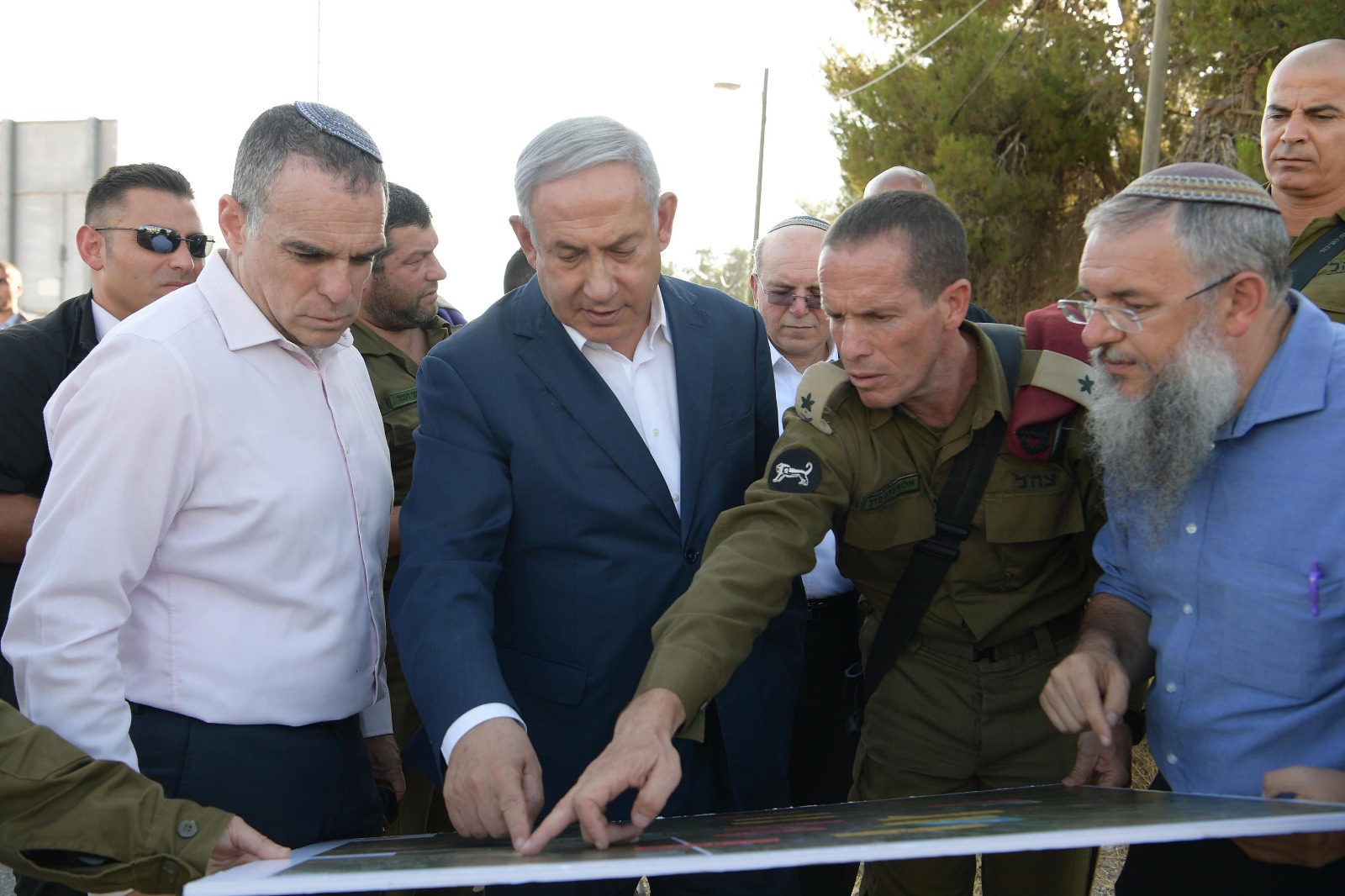 PM Netanyahu with Efrat Mayor Oded Ravivi and Gush Etzion Mayor Shlomo Neeman Photo credit Amos Ben-Gershom GPO