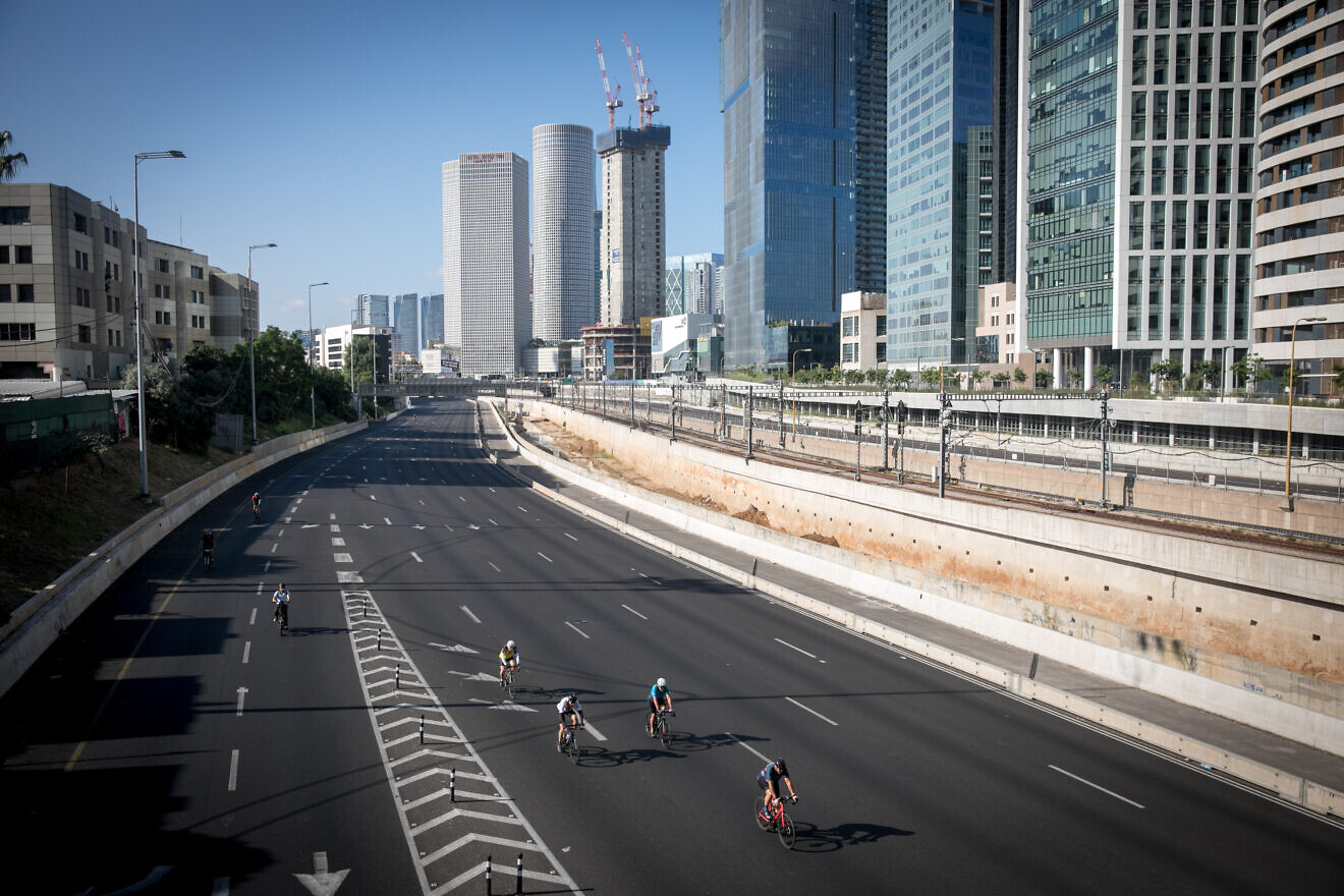 Israel Paramedics treat nearly 3,000 people during Yom Kippur The