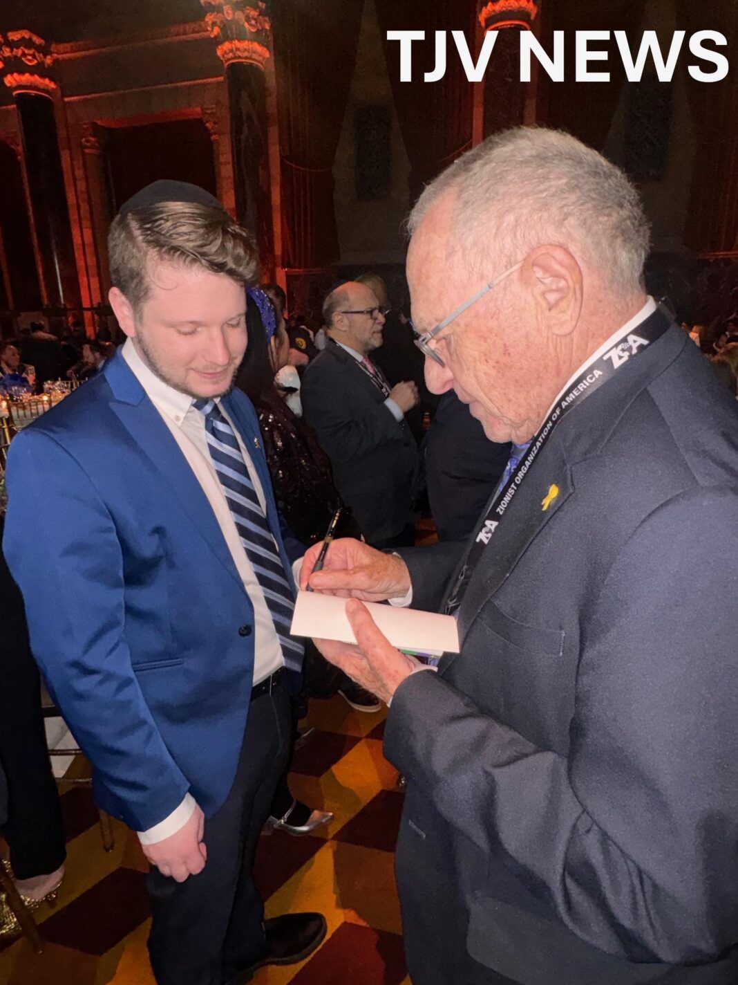 Alan Dershowitz signing his book for Shabbos Kestenbaum