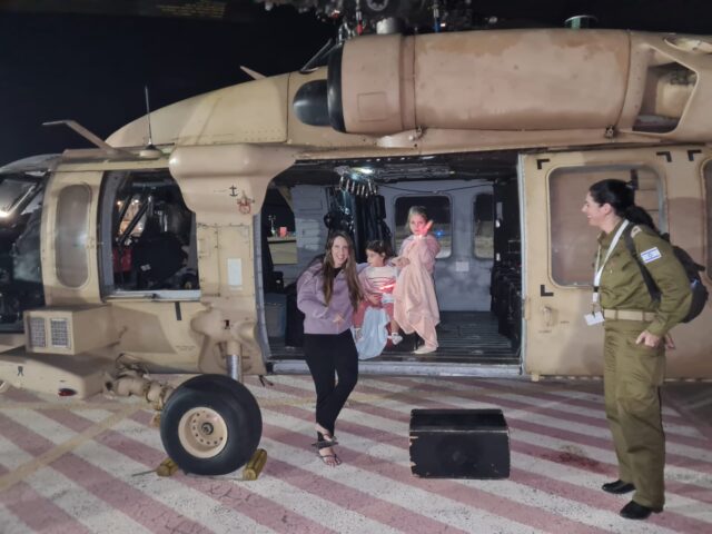 Members of the Asher family (Doron, 34; Raz, 5; Aviv, 2) leave an IDF helicopter that transferred them during the hostage release, November 24, 2023 (Government Press Office)